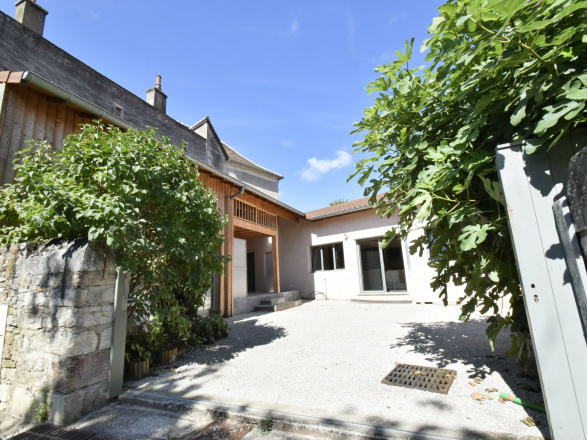 Givry. URGENT. BELLE MAISON DE VILLAGE RÉNOVÉE