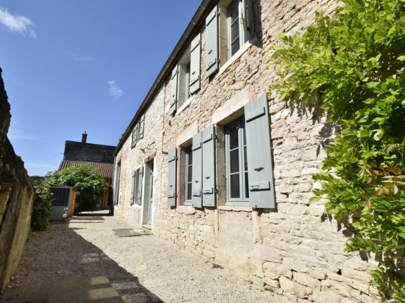 Givry. BELLE MAISON DE VILLAGE RÉNOVÉE - SOUS COMPROMIS -