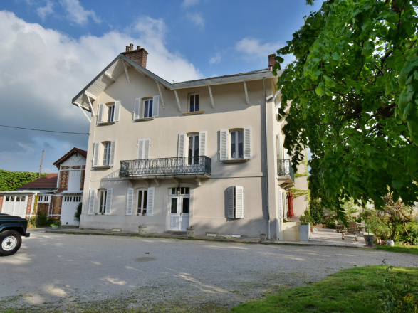 LE CREUSOT- BELLE DEMEURE AVEC PISCINE